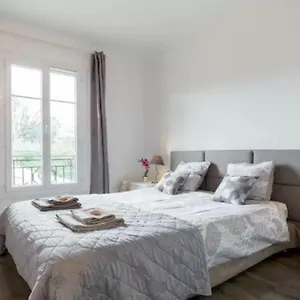  Appartement Stylish White And Red France